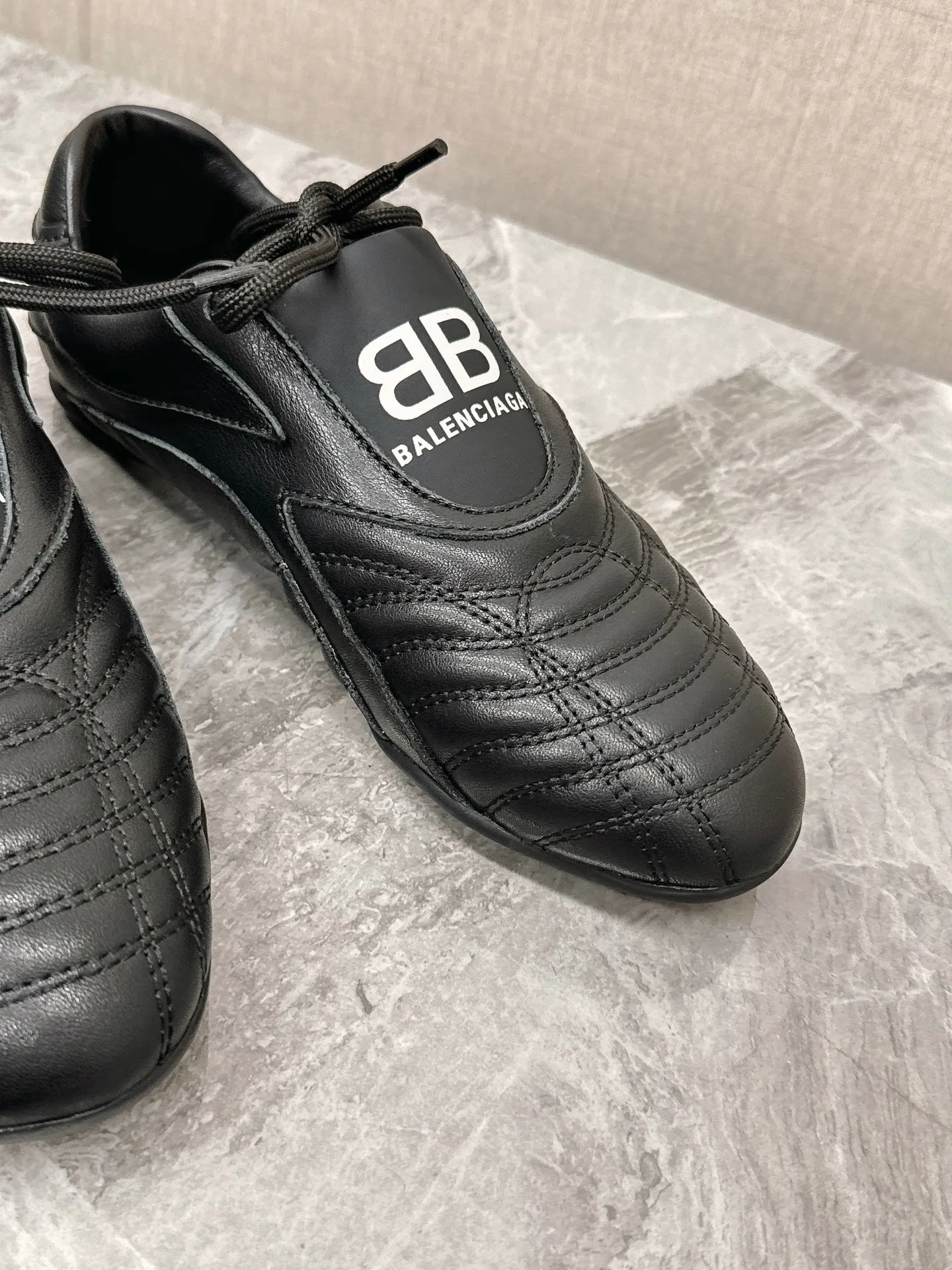 💰560 Balenciaga plaid baseball shoes casual shoes. Original purchase, development and production. Balenciaga's latest hidden tennis shoes with soft rhombus pattern. Soft calfskin matching and classic double logo are full of retro feel. It is the most versatile black and white color. This year, a casual shoe for girls. The sole design is super soft. Comes with exquisite packaging at the counter. 🛍📦 ▪️ Fabric: Original customized calfskin plaid ▪️ Lining: Imported custom cowhide lining ▪️ Sole: Original molded rubber outsole ▪️ Size: Women's 35-40